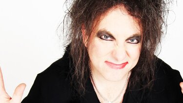 Γελοιογραφία κατά της μοναρχίας από τον frontman των "Cure" 