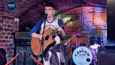 Eurovision 2023: Ο Victor Vernicos ερμηνεύει το “What They Say” ζωντανά στο στέκι των Beatles!