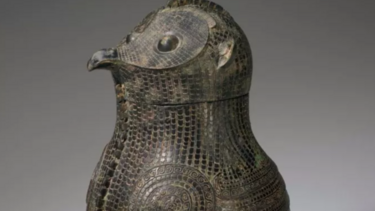 Επισκέπτης σε αμερικανικό Μουσείο σκόνταψε, και προκάλεσε ζημιά σε αρχαίο δοχείο σε σχήμα κουκουβάγιας