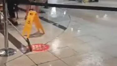 Ρόδος: Πλημμύρισε το αεροδρόμιο - Μάζευαν τα νερά με κουβάδες