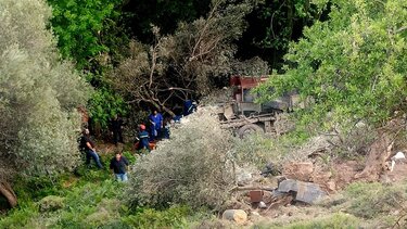 Σοβαρό τροχαίο στα Χανιά: Φορτηγό έπεσε σε γκρεμό