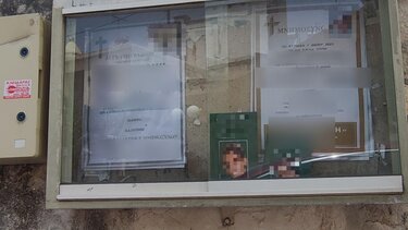 Φυλλάδια εκλογών, δίπλα στα μνημόσυνα!