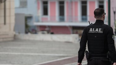 Έγκλημα στη Βαρβάκειο: Άγνωστος άρπαξε την τσάντα του θύματος λίγο μετά τη δολοφονία