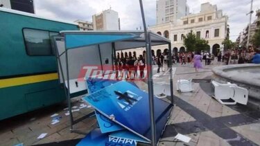 Πάτρα: Κουκουλοφόροι έσπασαν το εκλογικό περίπτερο της ΝΔ μετά την αντιρατσιστική πορεία για το ναυάγιο στην Πύλο