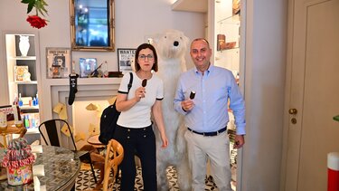 Η Ειρήνη Αγαπηδάκη, το παγωτό και η ... πολική αρκούδα!