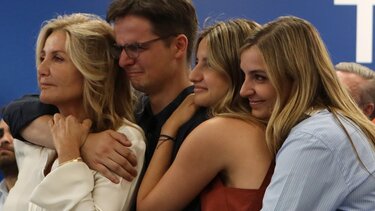 Τα δάκρυα και η σφικτή αγκαλιά των παιδιών και της Μαρέβας στον Κυριάκο Μητσοτάκη