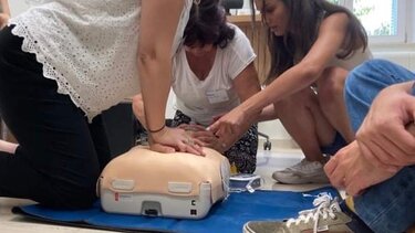 Πολίτες μαθαίνουν καρδιοπνευμονική αναζωογόνηση