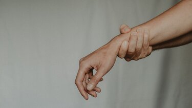 Απόπειρα βιασμού στην Αργυρούπολη: Με άρπαξε από τα μαλλιά και με έριξε κάτω, λέει η 59χρονη