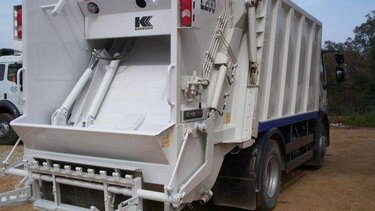 Στο νοσοκομείο εργαζόμενη της Υπηρεσίας Καθαριότητας μετά την πτώση της από απορριμματοφόρο