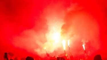 Έκαναν …Εξάρχεια κρητικό γλέντι από τα καπνογόνα