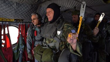 Πτώση με αλεξίπτωτο από Σινούκ για τον αρχηγό ΓΕΕΘΑ