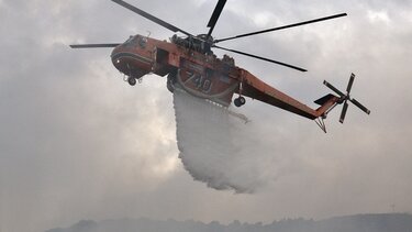 Φωτιά στη Σάμο κοντά σε οικισμό – Επιχειρούν εναέρια μέσα