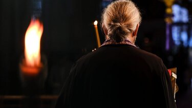 Ρόδος: Σύλληψη ιερέα, μετά από καταγγελία τουρίστα ότι τον άλειψε γυμνό με λάδι