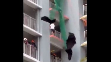 Σιγκαπούρη: Πυροσβέστες διέσωσαν 74χρονη μέσα σε λίγα δευτερόλεπτα