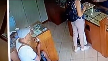 Χειροπέδες για τους... Μπόνι και Κλάιντ: ετοιμάζονταν να φύγουν με πλοίο!