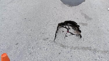 Μια επικίνδυνη καθίζηση, παγίδα για τους οδηγούς