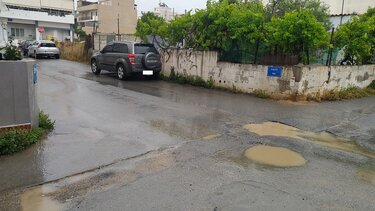 Διαμαρτύρονται οι κάτοικοι για τις ανοιχτές λακκούβες