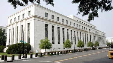 Fed: Προχωρά σε μείωση των επιτοκίων κατά 25 μονάδες βάσης