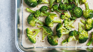 Ψητό μπρόκολο με σκόρδο και παρμεζάνα