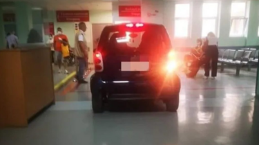 Μπήκε με το αυτοκίνητο μέσα στο ΚΑΤ και πάρκαρε στα επείγοντα