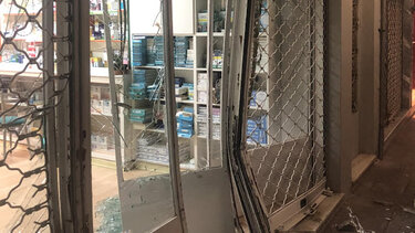 Διέλυσαν την πρόσοψη φαρμακείου στο Άργος με κλεμμένο αυτοκίνητο