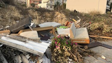 Κάθε λογής σκουπίδια σε αυτοσχέδια χωματερή 