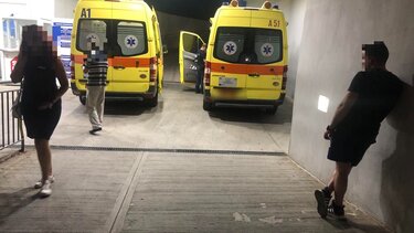 Ασθενείς με τα χαρτάκια στο χέρι περιμένουν για ώρες