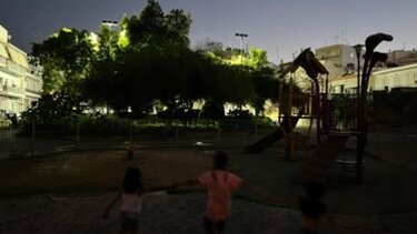 Στο σκοτάδι η παιδική χαρά