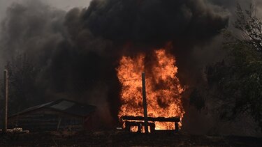 Εκλεισε η Αθηνών-Κορίνθου λόγω της φωτιάς