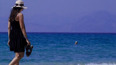 Καιρός: Εξασθενούν οι άνεμοι, παραμένουν οι υψηλές θερμοκρασίες