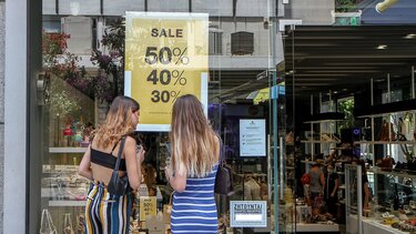 Εν μέσω καύσωνα και προστίμων οι θερινές εκπτώσεις	