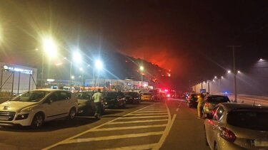 Φωτιά στη Νέα Πέραμο: Σε συναγερμό το Λιμενικό, έτοιμο για εκκένωση διά θαλάσσης