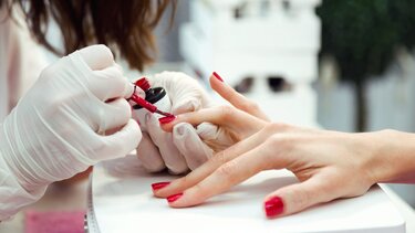 Επιδότηση χιλιάδων ευρώ για... μανικιούρ πεντικιούρ!