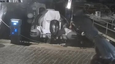 Το είδαμε κι αυτό... Άρπαξαν ομπρέλα από καφετέρια!