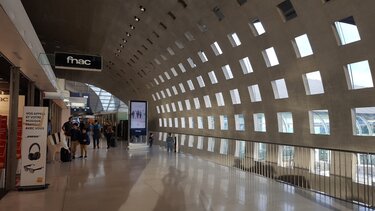 Ύποπτη για διακίνηση ναρκωτικών πυροβόλησε τελωνειακή υπάλληλο μέσα στο αεροδρόμιο ντε Γκολ