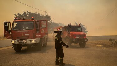 Πύρινος εφιάλτης σε Ρόδο, Κάρυστο και Κέρκυρα
