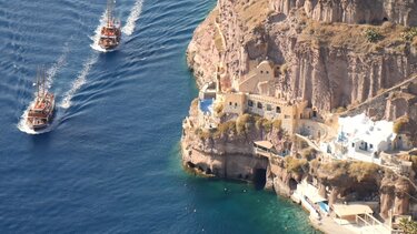 Σαντορίνη: Τρόμος για επιβάτες λεωφορείου που κόλλησε σε στροφή πάνω από γκρεμό 