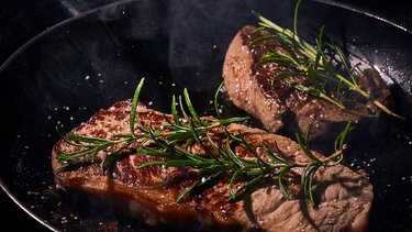 Πώς να μαγειρέψετε τέλεια χοιρινές μπριζόλες στο τηγάνι