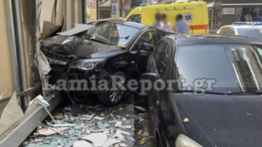 Λαμία: Μπήκε σε βιτρίνα καταστήματος μετά από τροχαίο!