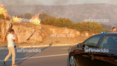 Διεκόπη εκ νέου η κυκλοφορία στη λεωφόρο Αθηνών-Σουνίου λόγω αναζωπύρωσης