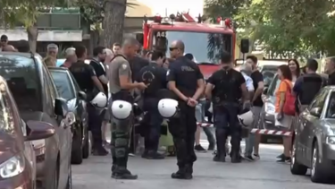 Χημικά και συγκρούσεις με την Αστυνομία και απειλή αυτοκτονίας μετά από έξωση για χρέος 881 ευρώ σε κοινόχρηστα