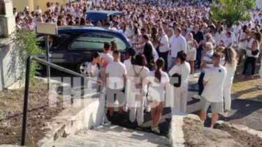 Πάτρα: Όλοι ντυμένοι στα λευκά στην κηδεία της Χριστίνας, η οποία χάρισε ζωή σε 4 συνανθρώπους