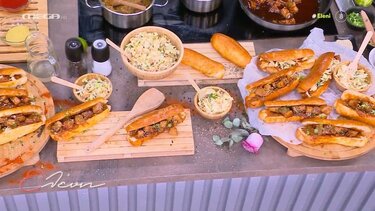 Χοιρινή πανσέτα με τραγανή πέτσα και ψωμάκια μπριός από πατάτα