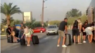 Μια επικίνδυνη πρακτική: Τουρίστες αποβιβάζονται από πούλμαν στη μέση του δρόμου