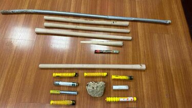 Ν. Φιλαδέλφεια: Στυλιάρια, σουγιάδες, καπνογόνα – Τι βρήκε η ΕΛΑΣ στο σημείο των αιματηρών επεισοδίων