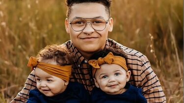 Διεμφυλικός άντρας γεννά δίδυμα