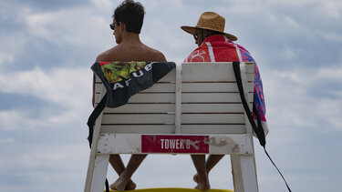 Νέα Υόρκη: Γιατί προσλαμβάνονται γηραιότεροι κολυμβητές ως ναυαγοσώστες;