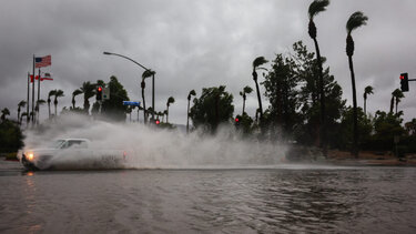 Ξαφνικές πλημμύρες και σεισμός μεγέθους 5,1 Ρίχτερ έπληξαν την Καλιφόρνια!