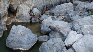 Πολύωρη επιχείρηση διάσωσης για 60χρονο στην Πρέβελη- Βίντεο και φωτογραφίες