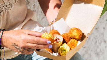 Φαβολουκουμάδες με ντιπ ντομάτας και κάππαρης